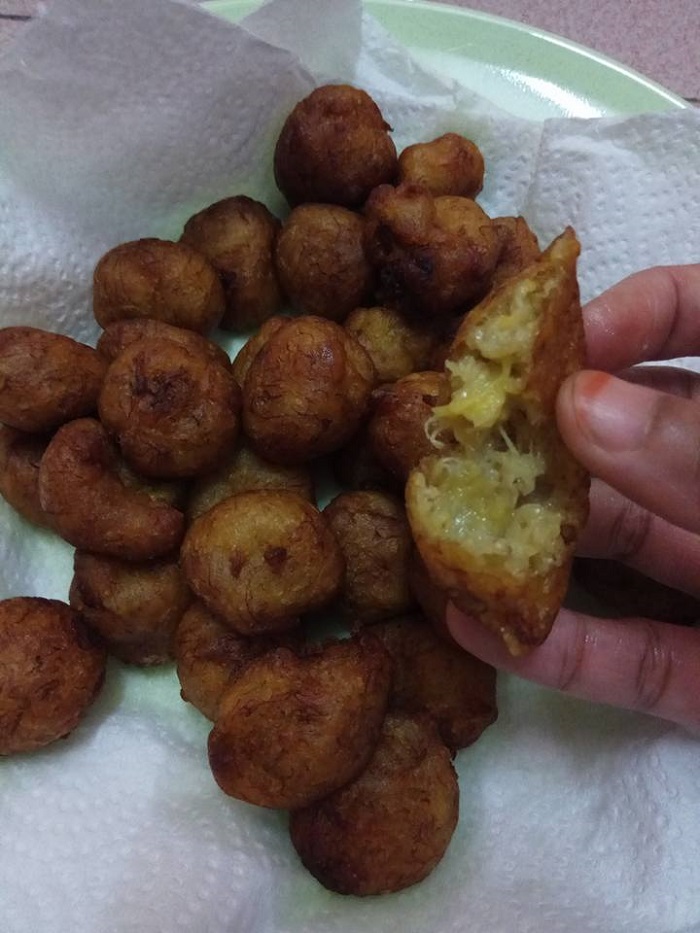 Sebijibijian cekodok pisang yang telah digoreng berwarna kecoklatan diletakkan di atas pinggan.