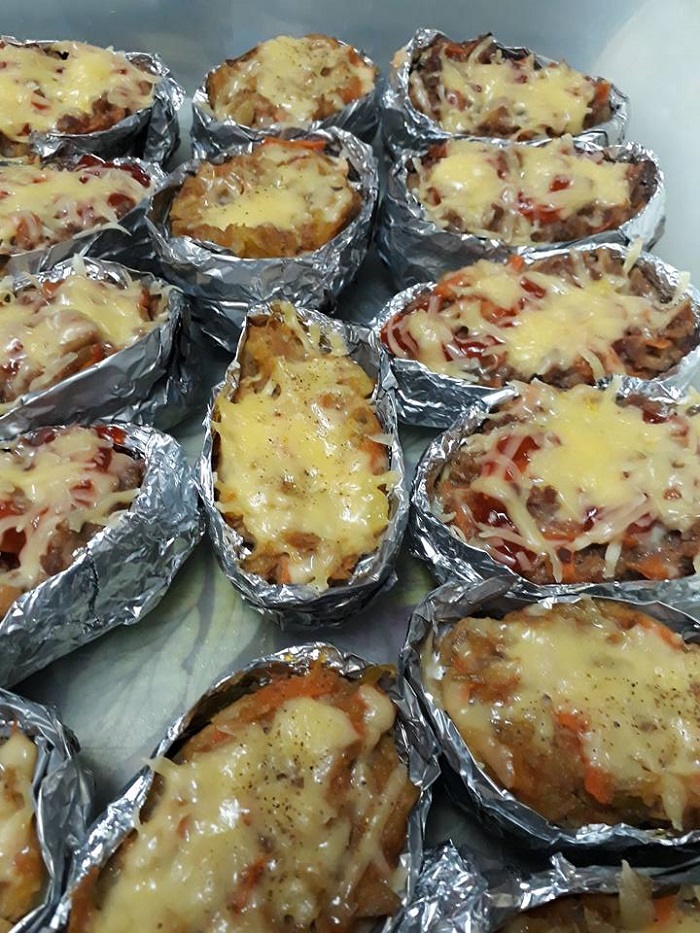 Kentang bakar disumbat inti dengan topping cheese yang meleleh