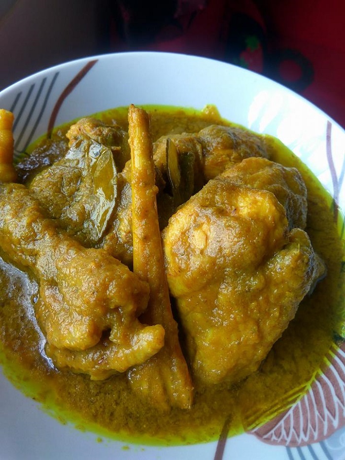 Sepinggan ayam masak ungkep berkuah dimasak dengan rempah ratus.