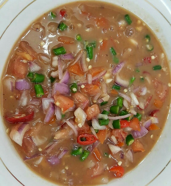 Mangkuk berisi air asam cili pedas sebagai pencicah masakan bakar.