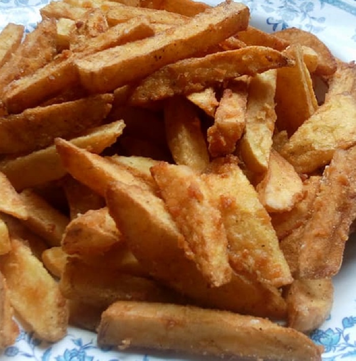 Kentang goreng yang rangup dan garing berwarna keemasan di atas pinggan