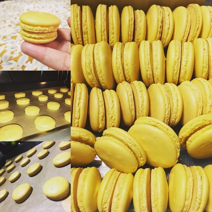 Gambar macaron berperisa lemon yang comel dengan tekstur halus dan pinggiran kasar.