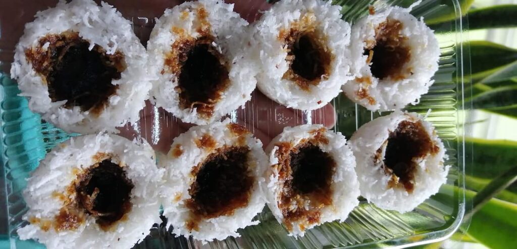 Dangai kukus berwarna putih di atas daun pisang