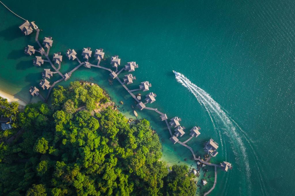 Pemandangan resort di Pulau Pangkor berhampiran pantai berpasir putih dengan laut yang jernih.