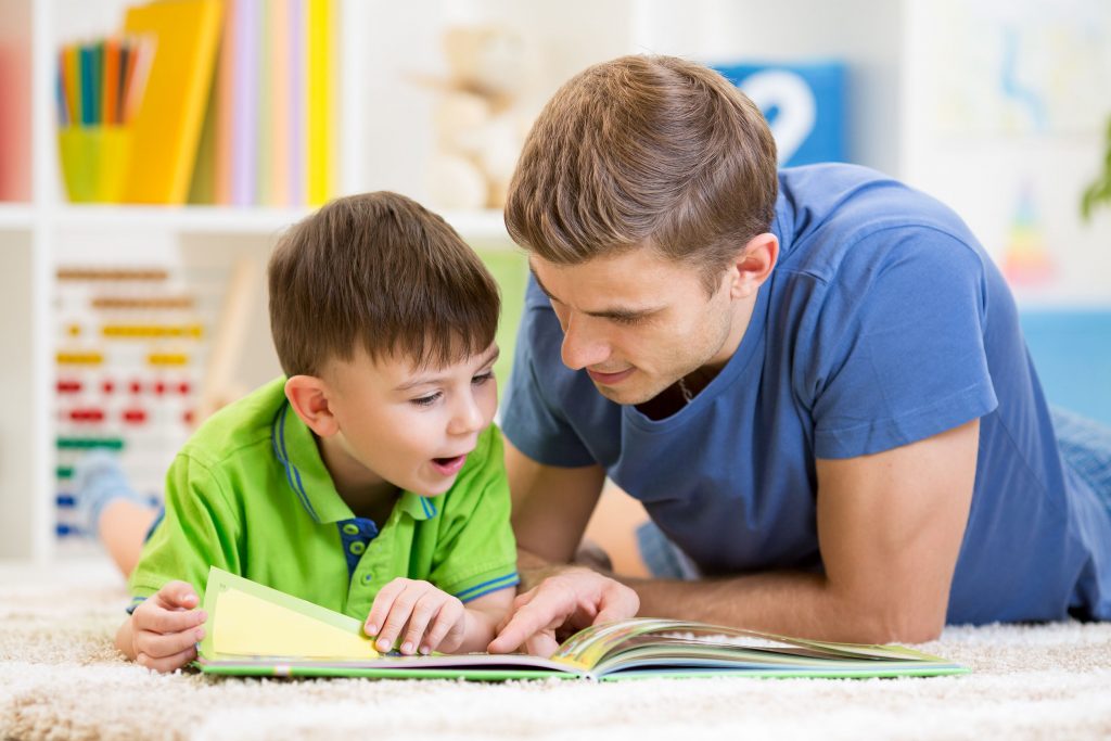 Ibu dan anak berusia 3 tahun membaca buku bersama