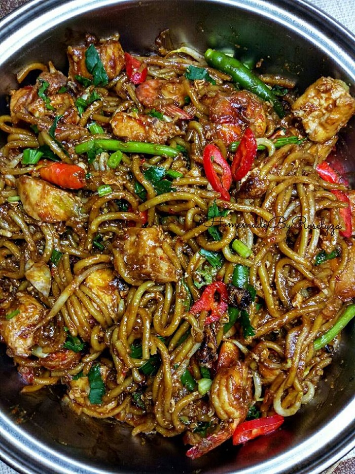 Sepinggan mee goreng kuning yang sedap dengan sayur, ayam, udang dan tahu.