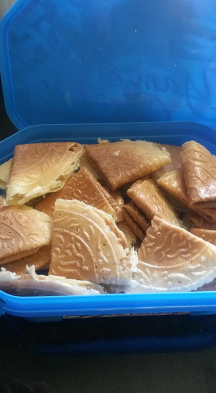 Gambar kuih kapit tradisi yang telah siap dimasak menggunakan alat elektrik.