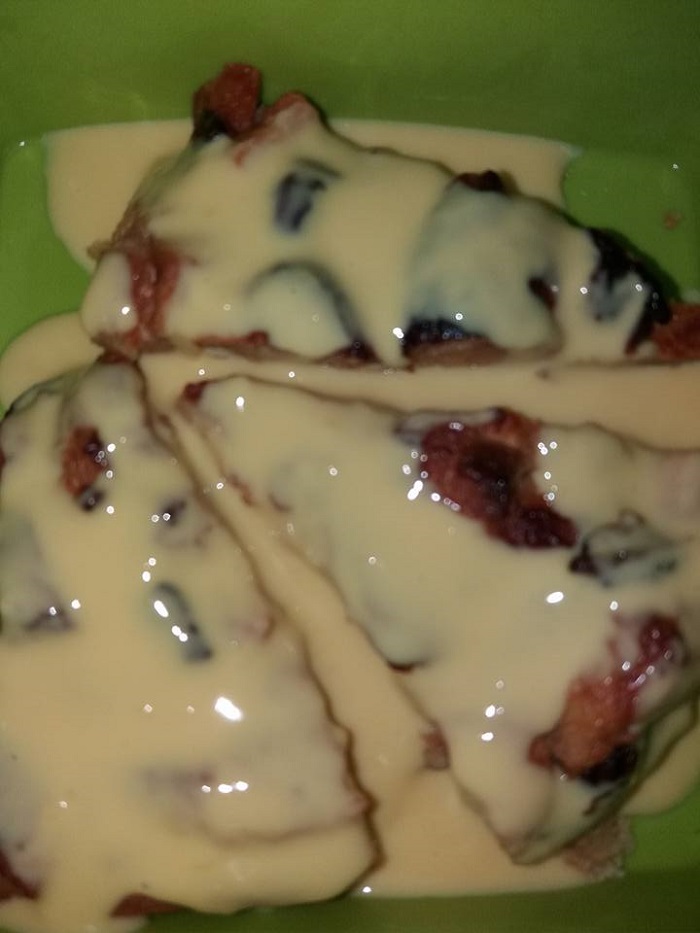 Puding roti kepingan yang telah dibakar atau dikukus dihidangkan bersama sos kastard yang dicurahkan di atasnya.
