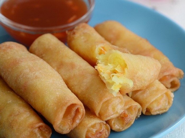 Popia sayur yang telah digoreng dan siap untuk dihidangkan