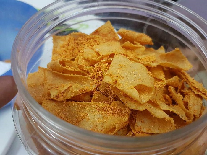 Sebuah balang berisi popia cheese yang telah digoreng dan digaul dengan serbuk cheese.