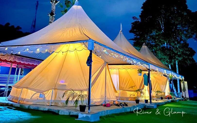 Khemah glamping bergaya di tepi sungai