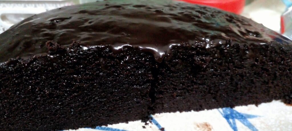 Kek coklat moist dengan taburan coklat