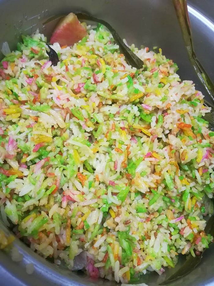 Gambar nasi hujan panas berwarna-warni di dalam pinggan.