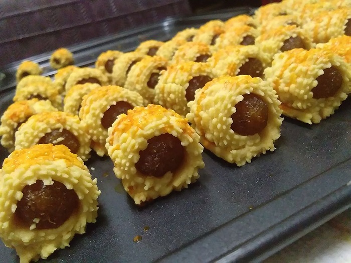 Tart nenas berbentuk bunga berkilat dengan inti nenas kekuningan dalam bekang