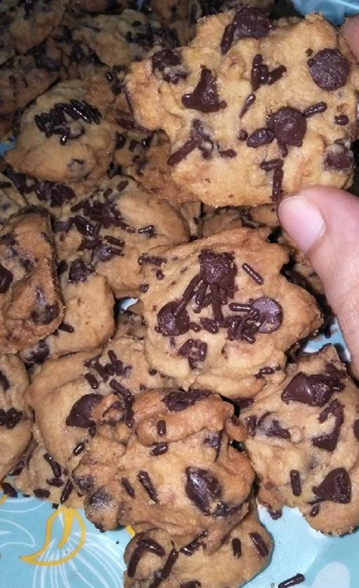 Biskut coklat chips yang berbentuk kecil dan berwarna perang dengan taburan coklat chips.