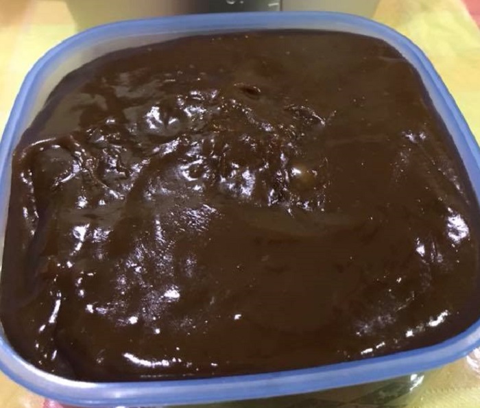 Kepingan dodol yang pekat dan kental dalam bekas lutsinar, imej dari Facebook.