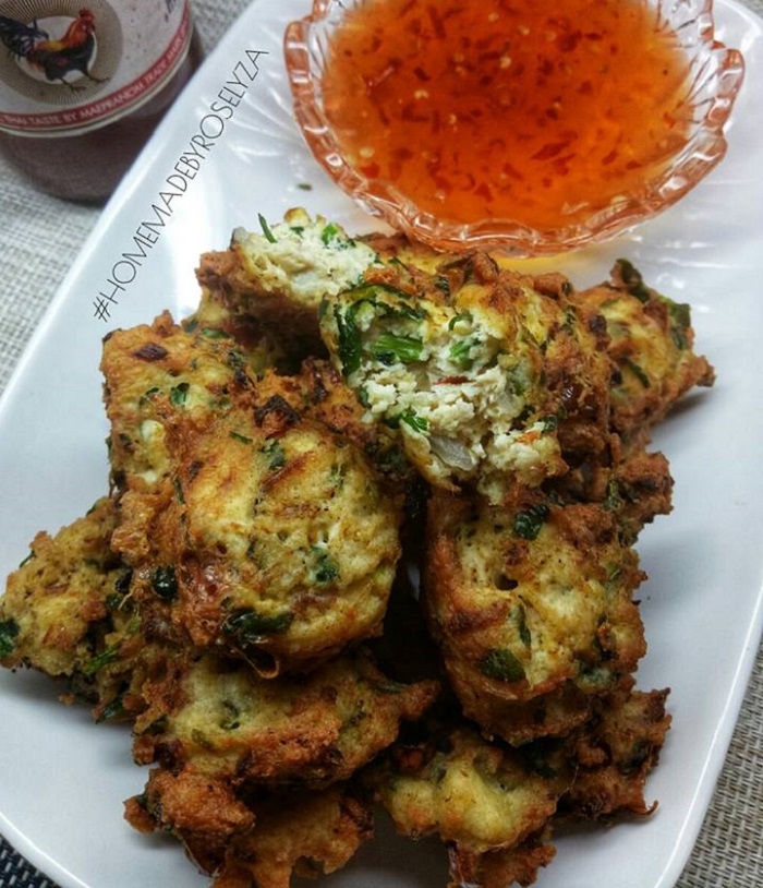 Gambar cucur ayam bersayur yang telah digoreng sehingga kekuningan