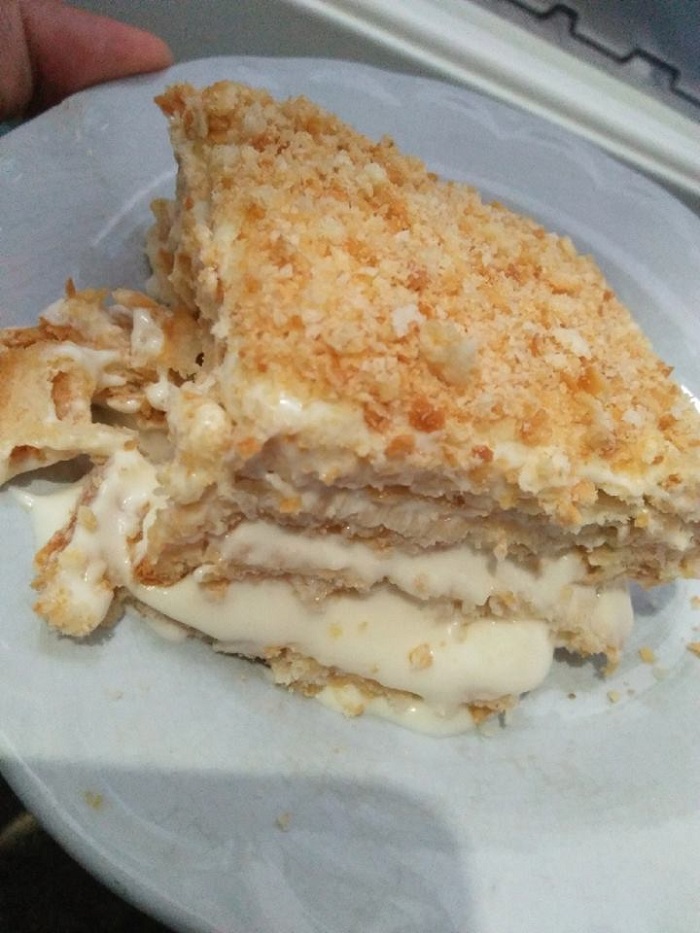 Keju beku nestum dalam bekas dipotong segi empat yang gebu dan sedap