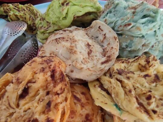 Roti canai pelangi berwarna-warni dihidangkan di atas pinggan