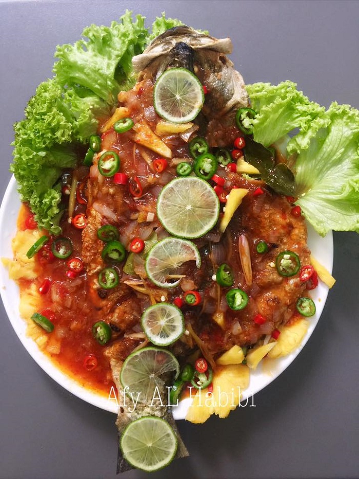 Gambar hidangan ikan siakap goreng dengan kuah 3 rasa yang kelihatan sedap dan menarik.