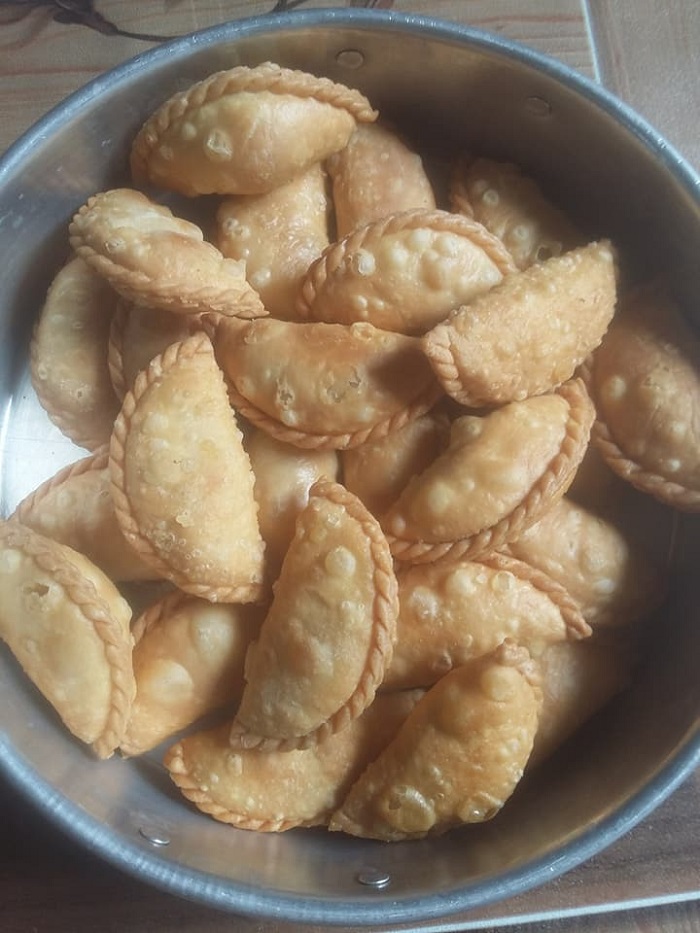 Kepingan karipap goreng yang rangup dengan tekstur bonggol berciri jerawat batu