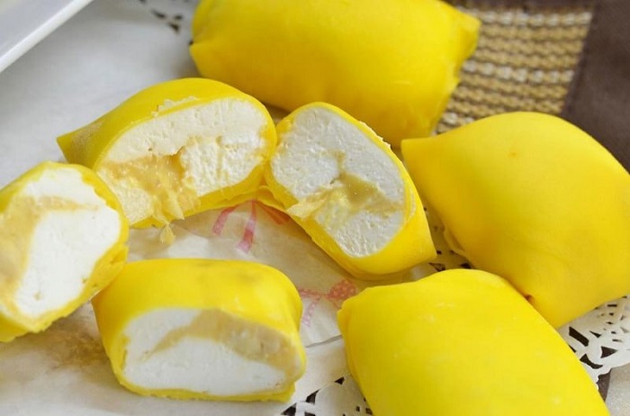 Sekeping durian crepe yang dibalut dengan kulit nipis berisi durian dan whipping cream.