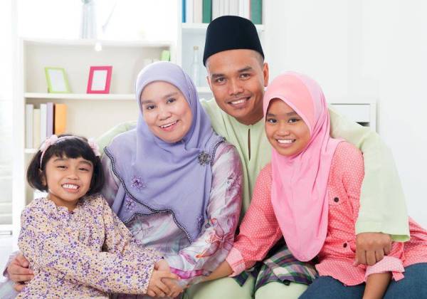 Gambar ibu bapa bersama anak yang gembira melambangkan harapan keluarga