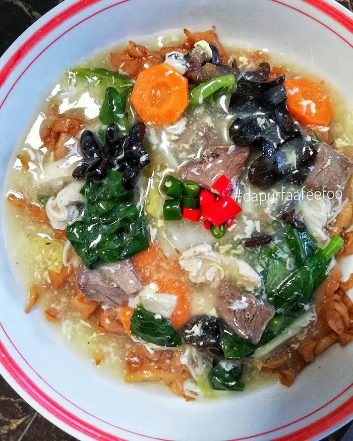 Gambe kuey teow ladna dengan kuah, ayam, daging, dan sayur yang sedap