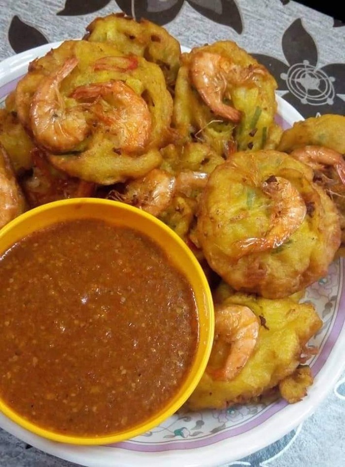 Gambar cucur udang gebu dengan udang di atas dan pencicah kuah kacang di tepi.