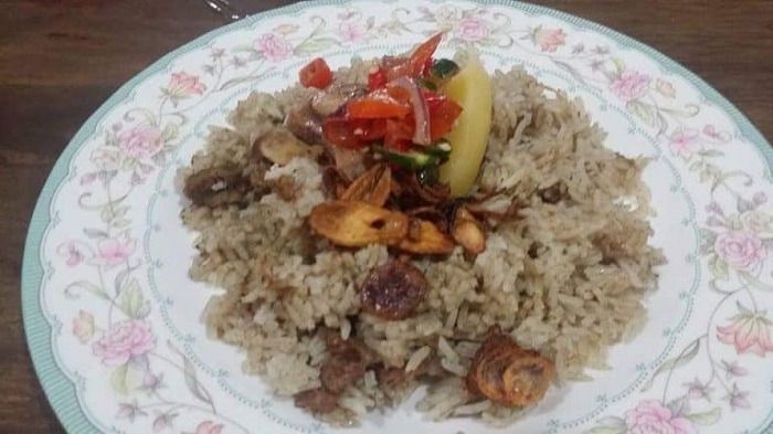 hidangan nasi daging yang siap dimasak bersama rempah dan daging