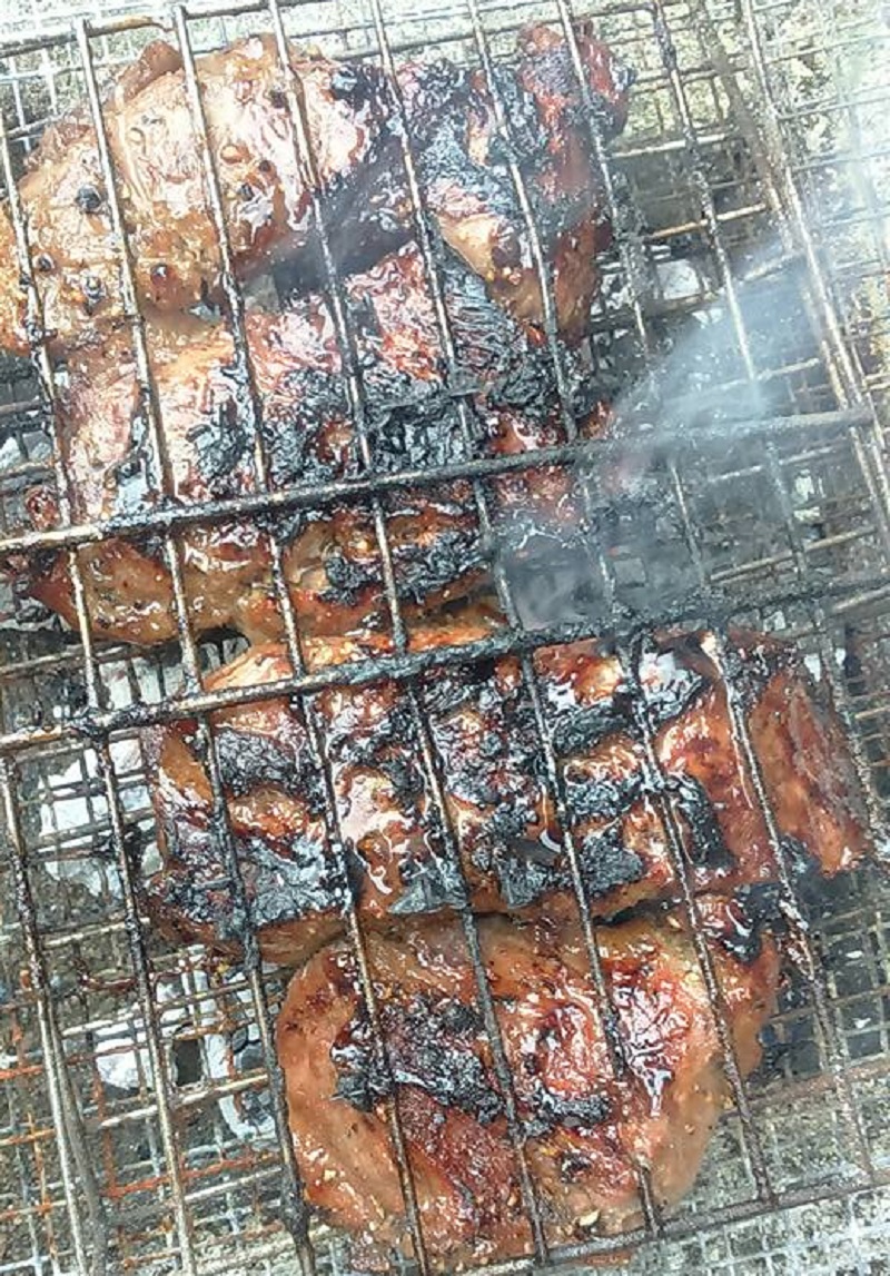 Daging bakar madu ala Thai yang sedang dimasak