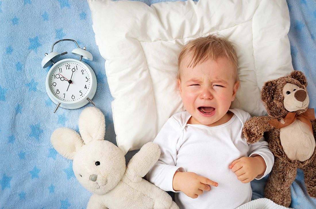 Bayi sedang tidur dengan nyenyak di atas katil bersama bantal yang selesa.