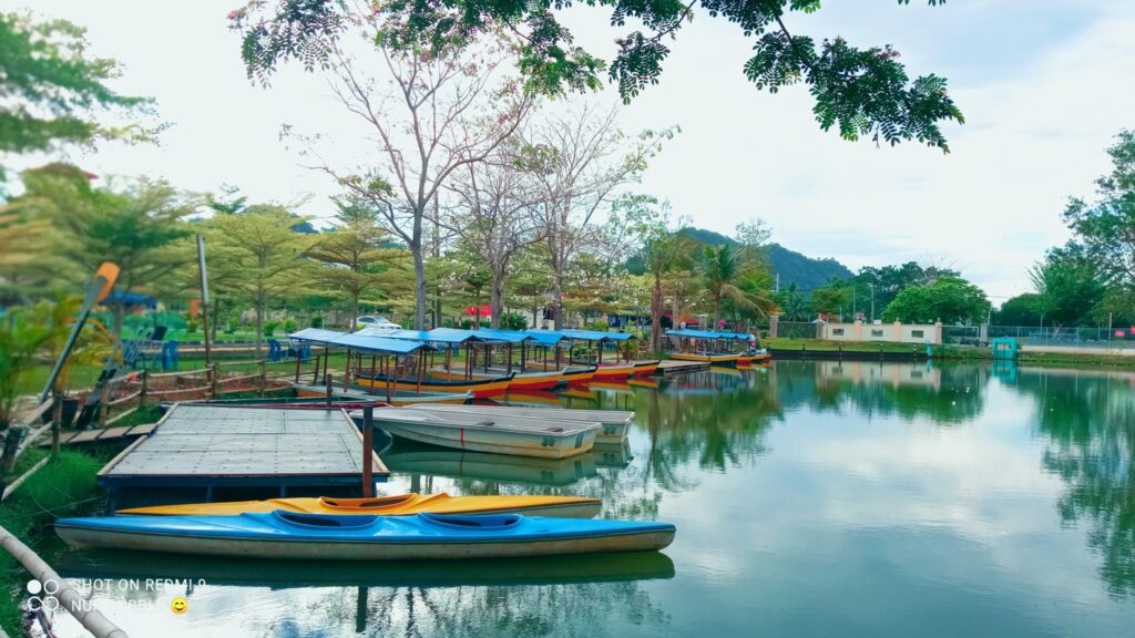 Pasar terapung dengan peniaga menjual hasil tani di bot