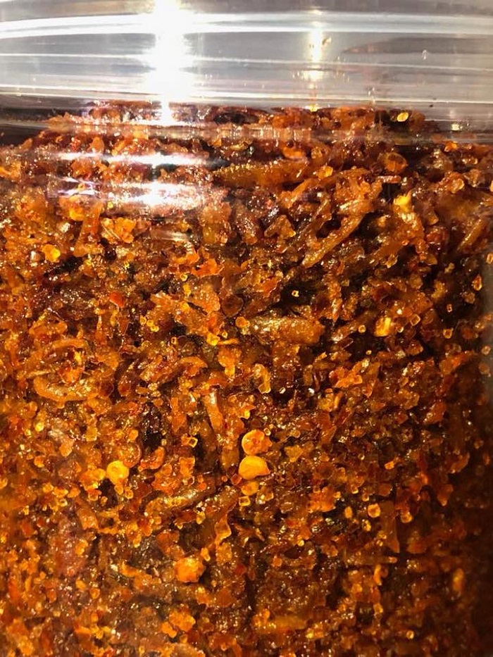 Sebuah mangkuk berisi ikan bilis pedas masak kering yang dihancurkan bersama cili kering dan bawang goreng.