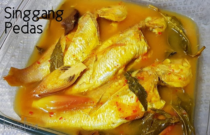 Sepinggan masakan singgang ikan pedas berkuah dengan ikan kerisi, dihidangkan bersama nasi putih.