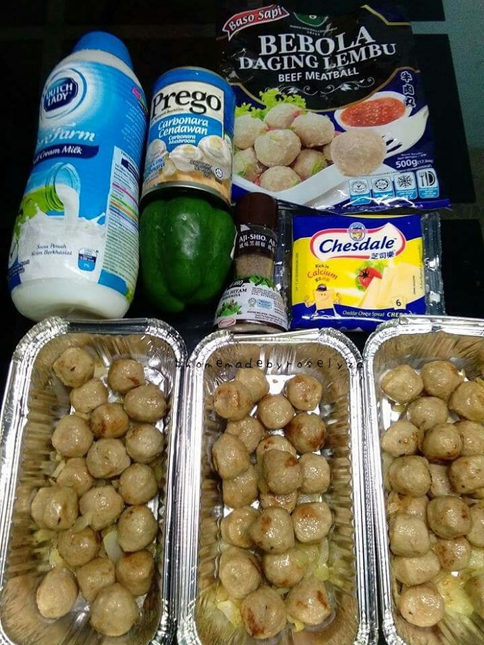 Bahan mentah meatball carbonara: daging, keju, susu dan rempah