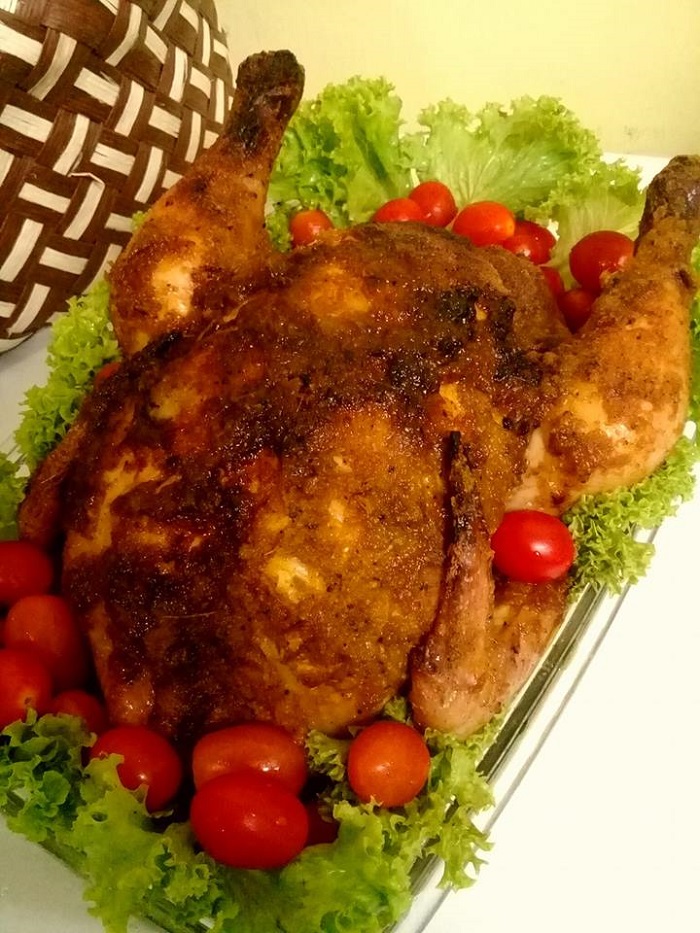 Ayam golek panggang yang keperangan dan sedap di atas pinggan.