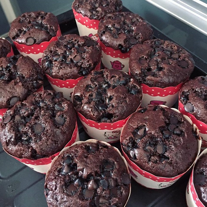 Muffin coklat chip yang gebu dan sedap di atas loyang pembakar