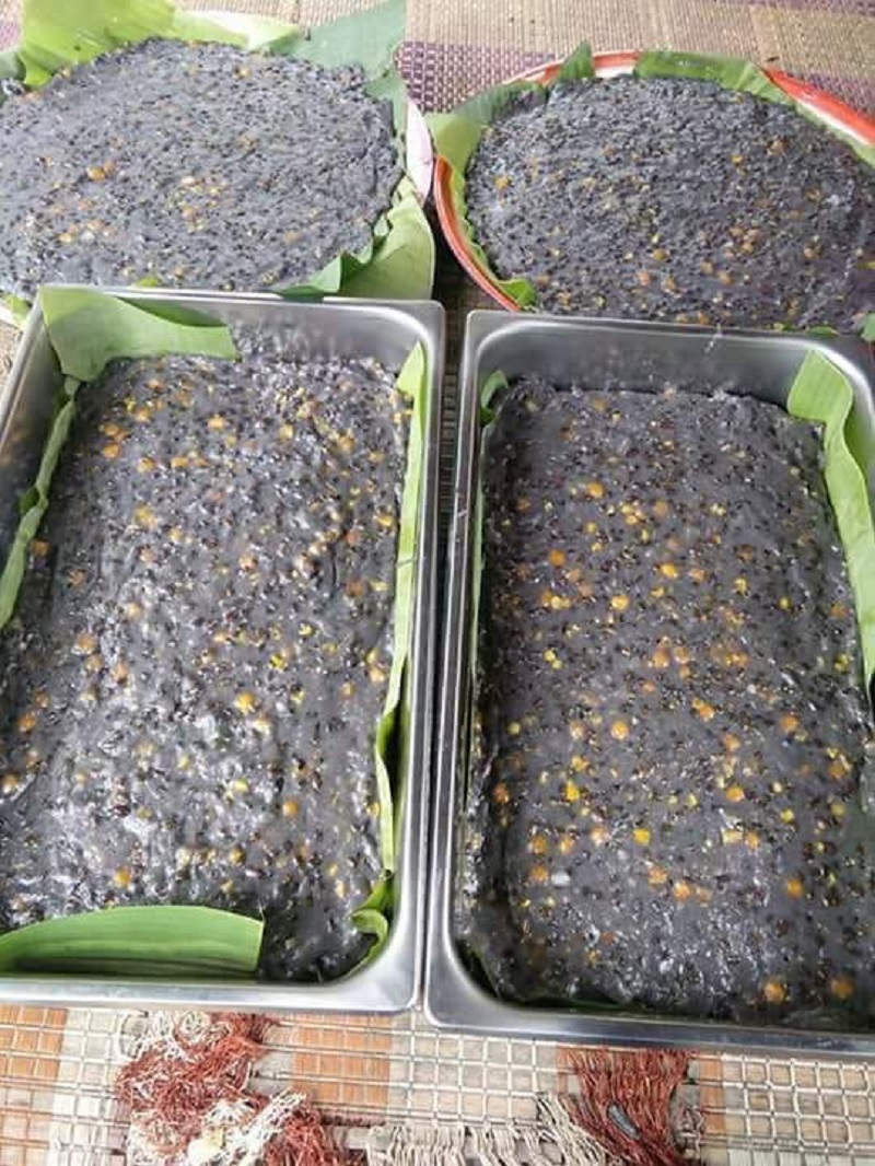 Sebuku bubur asyura tradisional dalam pinggan yang kelihatan lemak dan manis.
