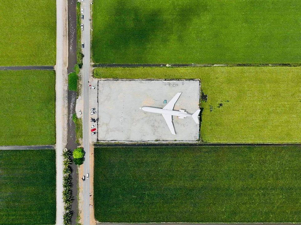 Latar belakang sawah padi yang menghijau di Sekinchan dengan langit yang cerah.