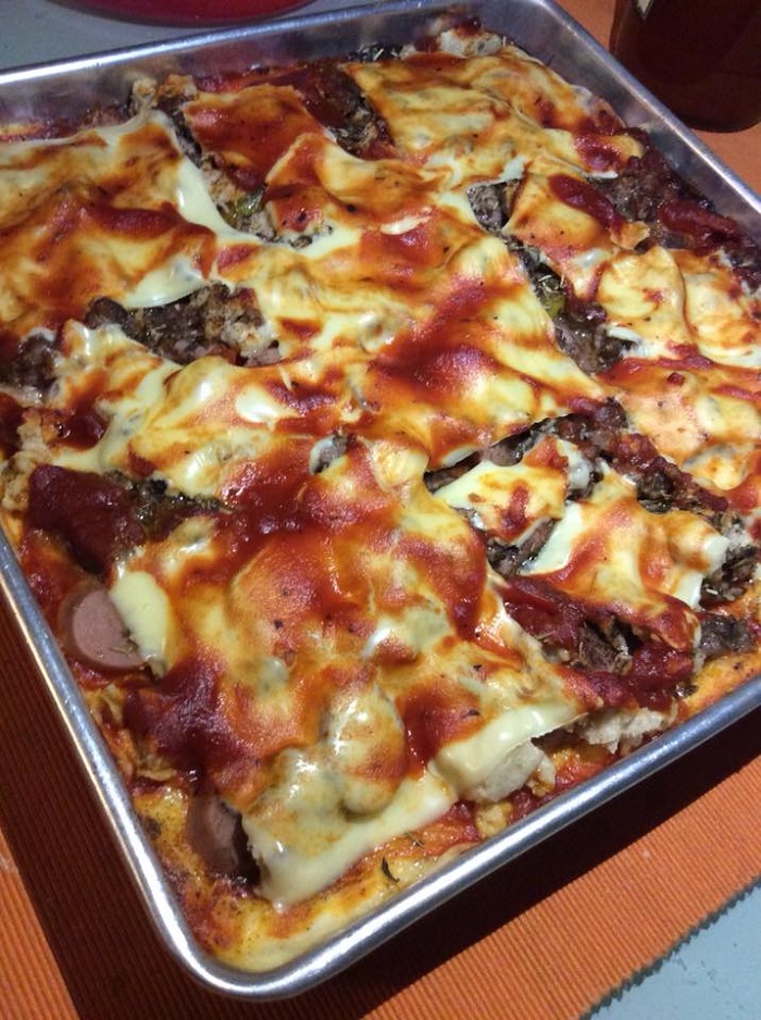 Sekeping roti pizza homemade yang gebu dengan topping sosej, capsicum dan keju mozarella.