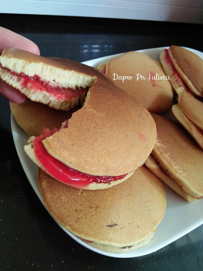 Sebijik kuih dorayaki Jepun yang tembam dan comel di atas pinggan