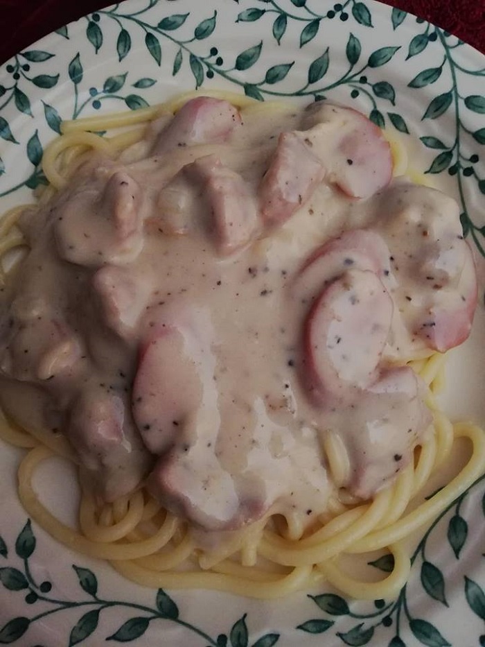 Suapan spaghetti carbonara tanpa cheese yang kelihatan creamy dan lazat di dalam pinggan.