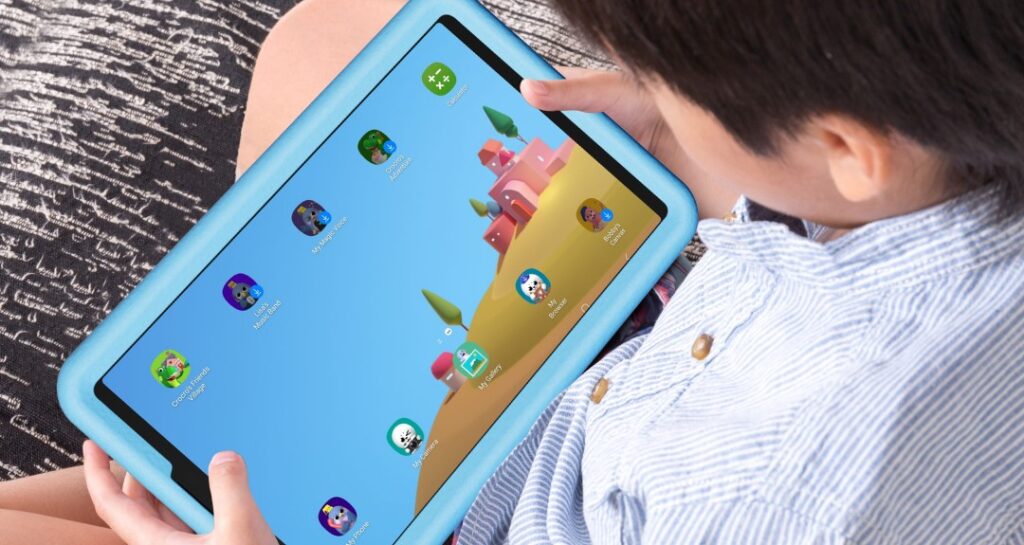 Kanak-kanak belajar sambil bermain dengan tablet untuk edutainment