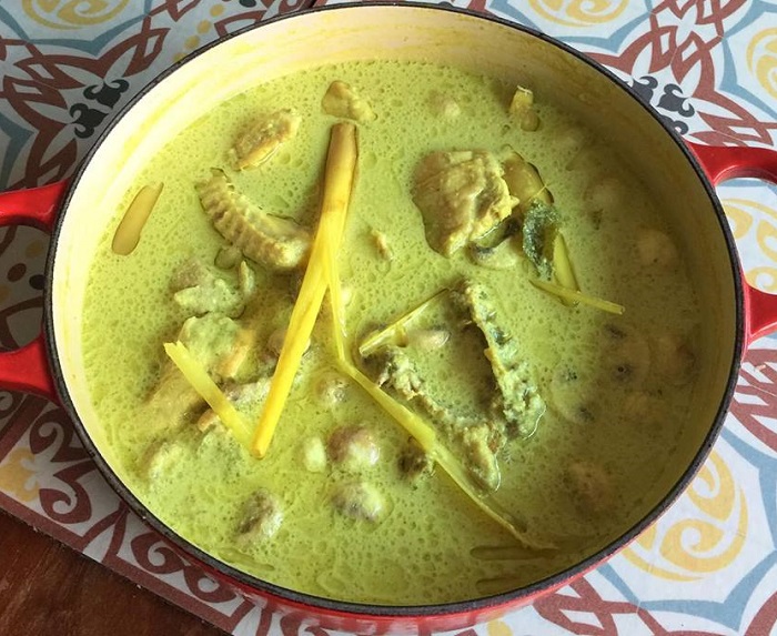 Gambar hidangan ayam masak lemak cili padi dengan kuah kuning pekat dalam mangkuk.
