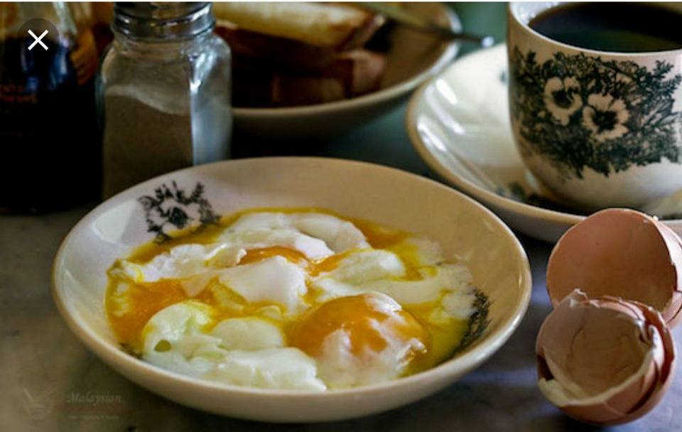 Telur separuh masak yang sedang dimasak dalam periuk air panas