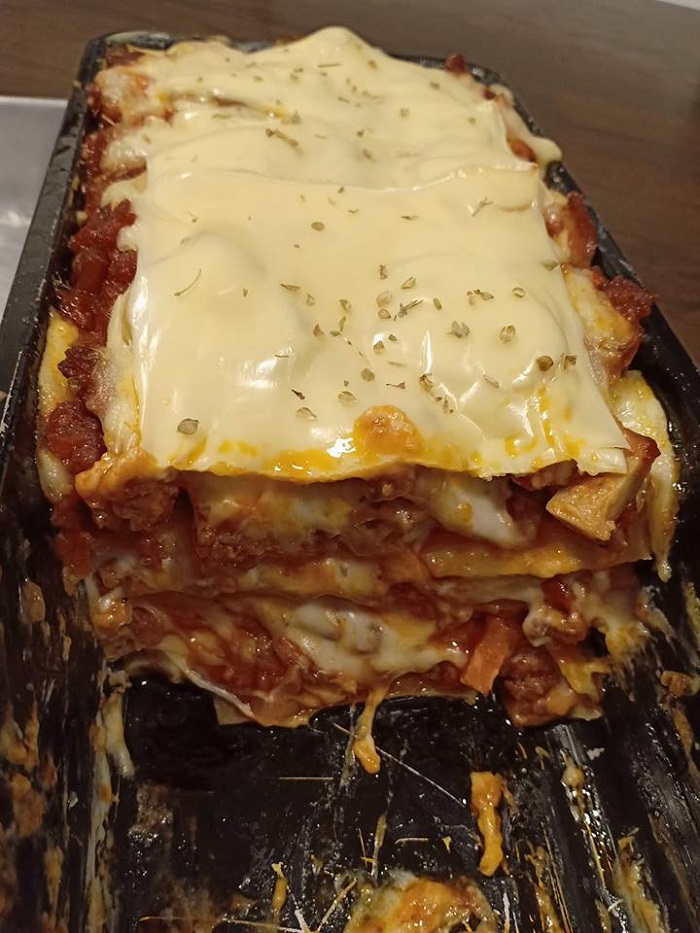 Lasagna cheese lemak berkrim baru dibakar dengan lapisan mozzarella yang kental