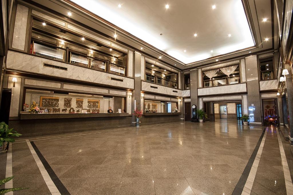 Pintu masuk Diamond Plaza Hotel