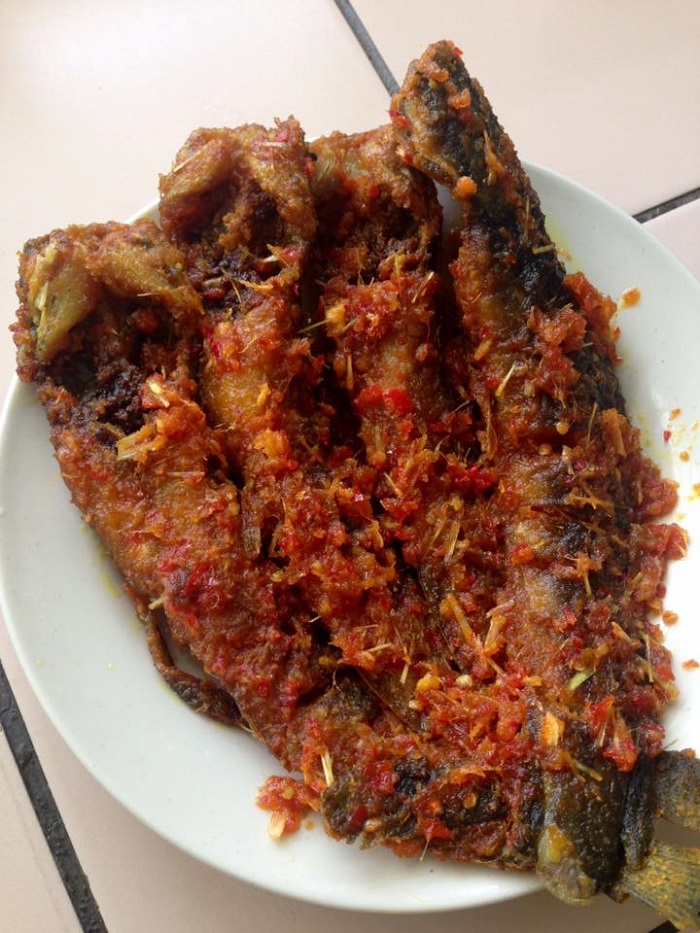Gambar hidangan ikan keli berlada yang telah siap dimasak dalam pinggan