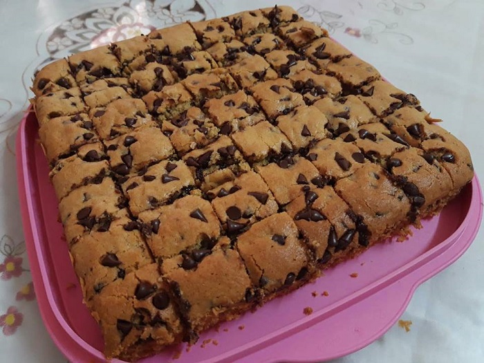 Kepingan Congo Bar, sejenis brownies coklat chip yang dipotong dan disusun di atas pinggan.